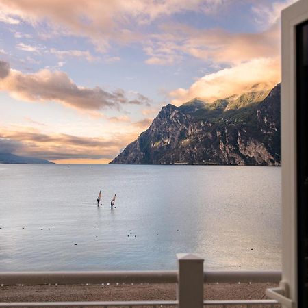Hotel Baia Azzurra - Lake Front Torbole Sul Garda Exteriör bild