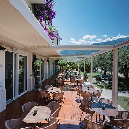 Hotel Baia Azzurra - Lake Front Torbole Sul Garda Exteriör bild