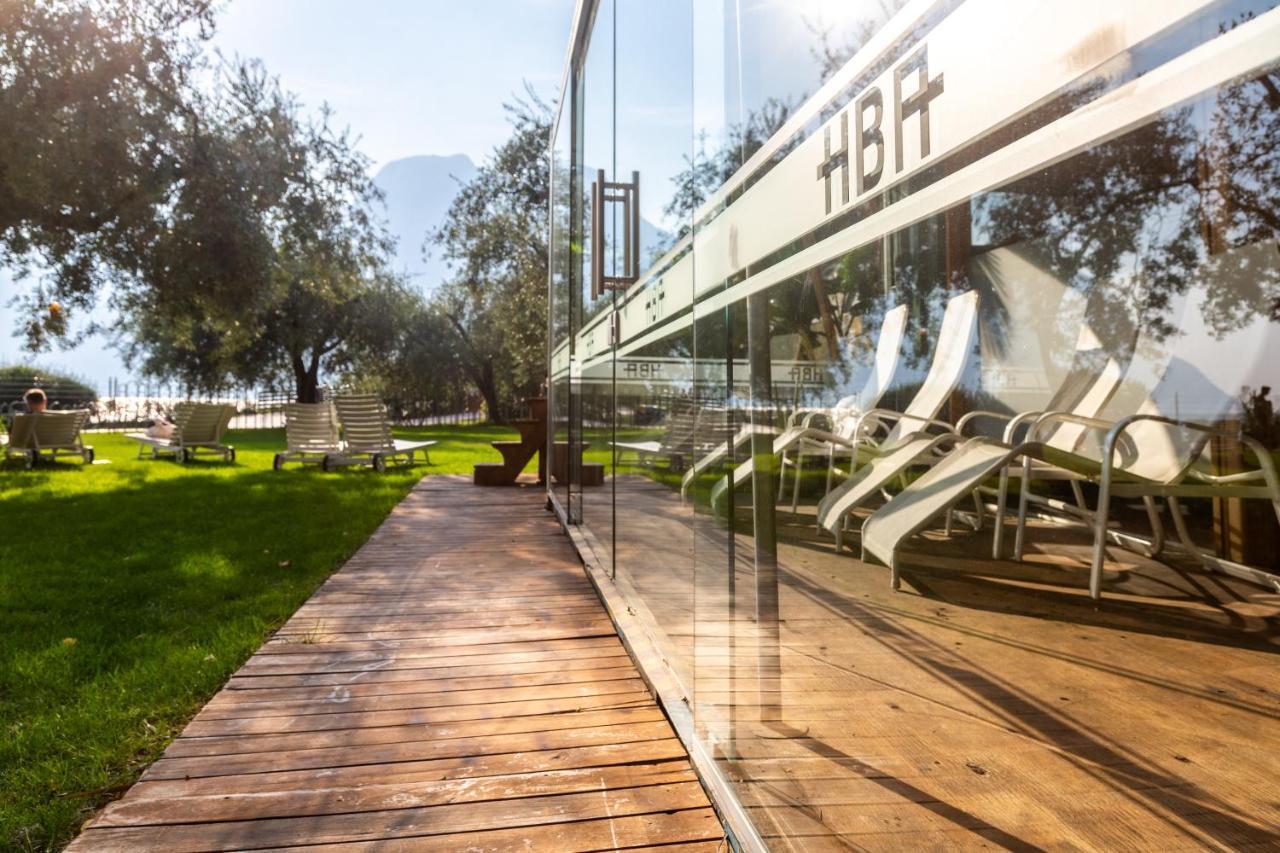Hotel Baia Azzurra - Lake Front Torbole Sul Garda Exteriör bild