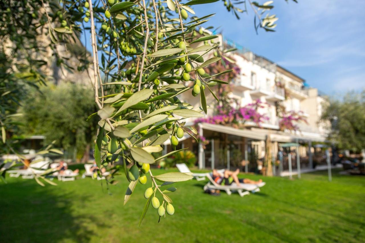 Hotel Baia Azzurra - Lake Front Torbole Sul Garda Exteriör bild