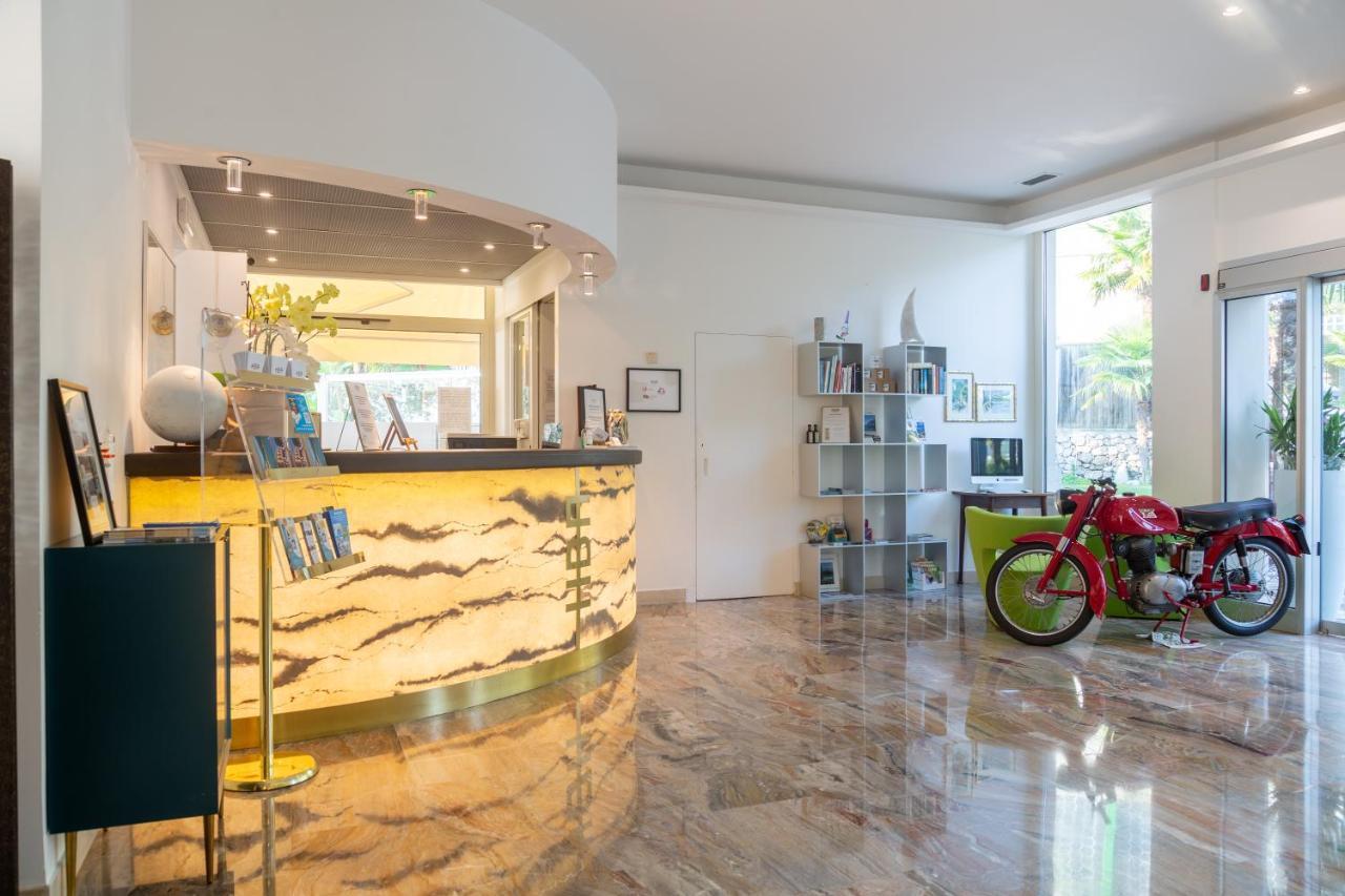 Hotel Baia Azzurra - Lake Front Torbole Sul Garda Exteriör bild
