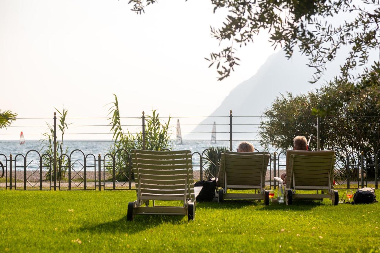 Hotel Baia Azzurra - Lake Front Torbole Sul Garda Exteriör bild