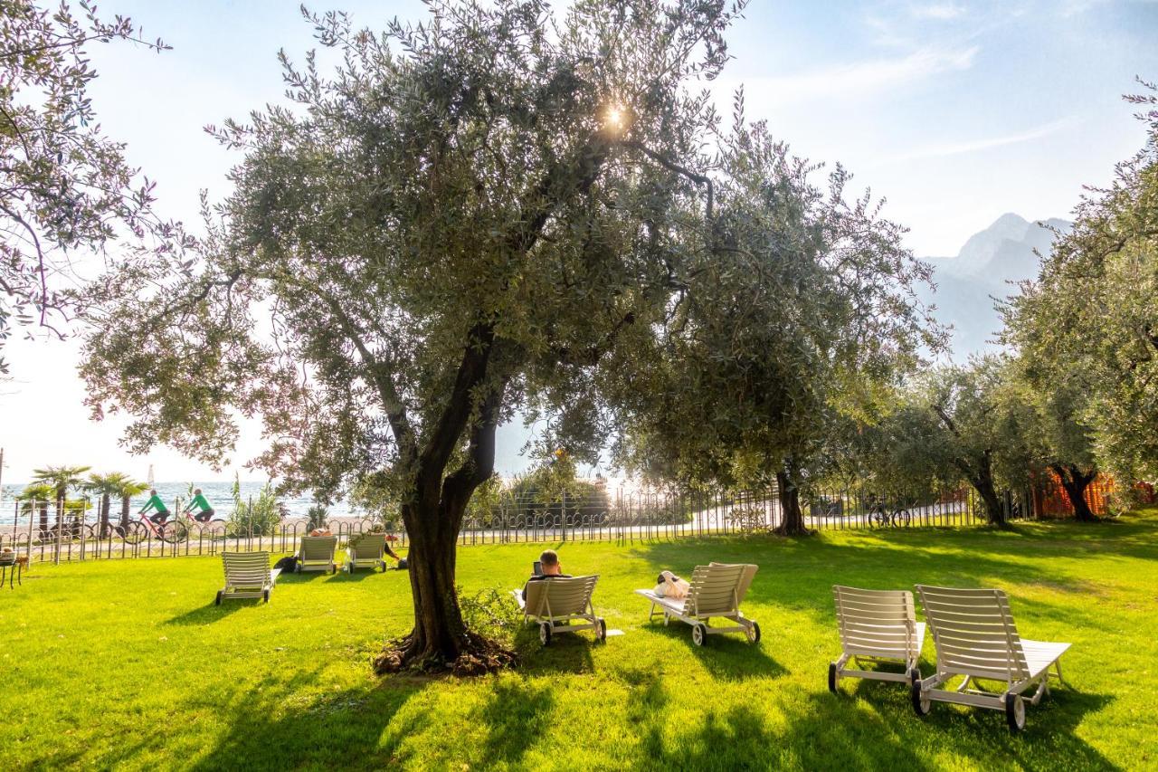 Hotel Baia Azzurra - Lake Front Torbole Sul Garda Exteriör bild