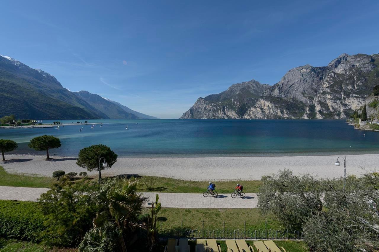 Hotel Baia Azzurra - Lake Front Torbole Sul Garda Exteriör bild