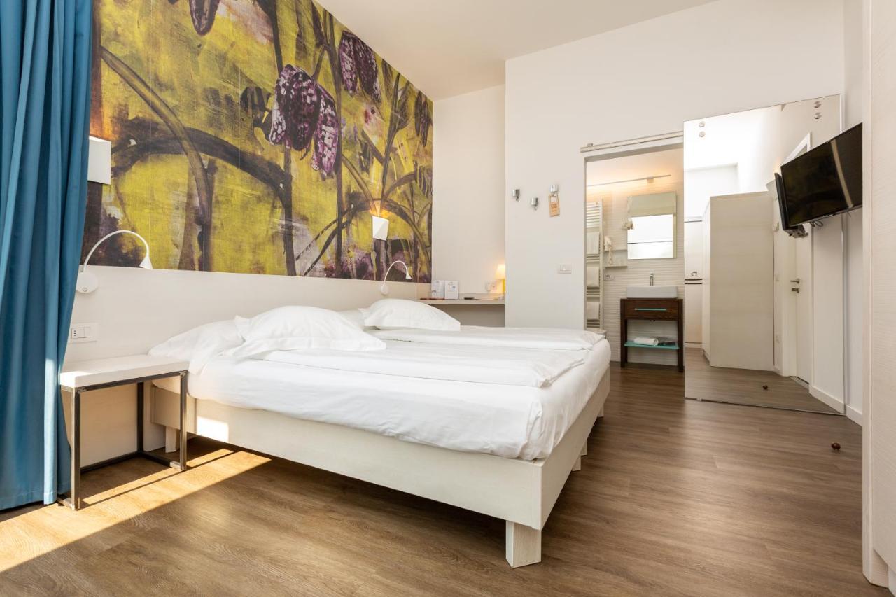 Hotel Baia Azzurra - Lake Front Torbole Sul Garda Exteriör bild