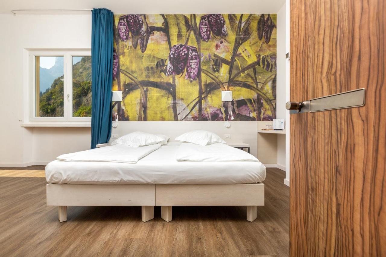 Hotel Baia Azzurra - Lake Front Torbole Sul Garda Exteriör bild
