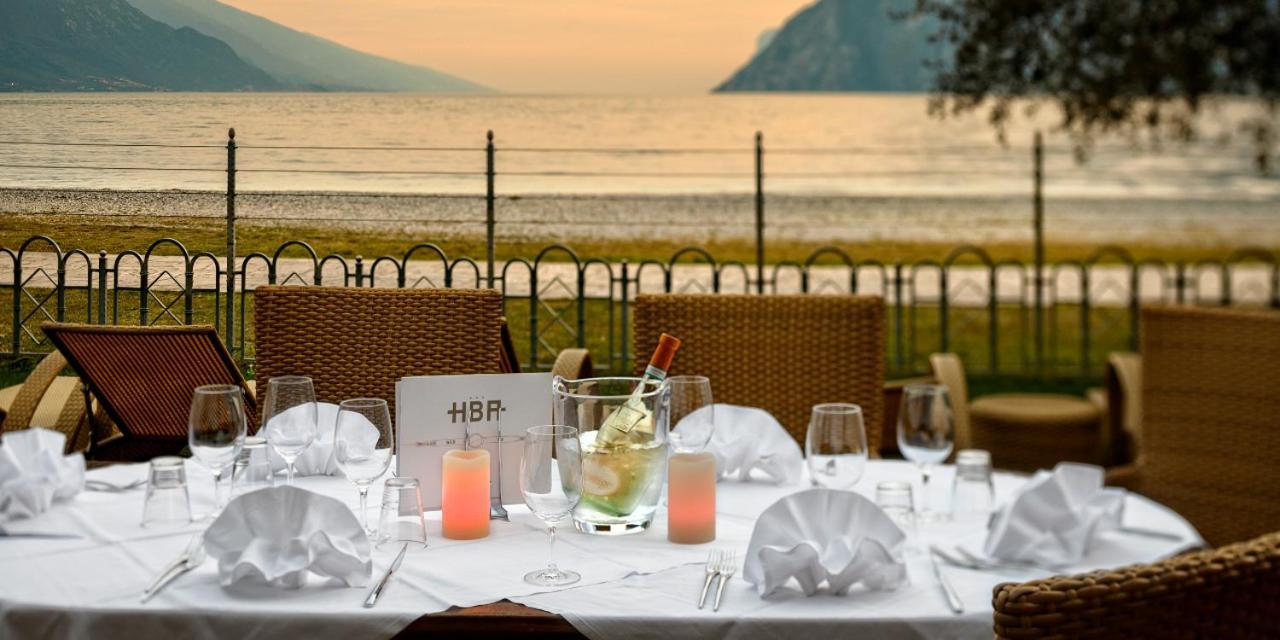 Hotel Baia Azzurra - Lake Front Torbole Sul Garda Exteriör bild