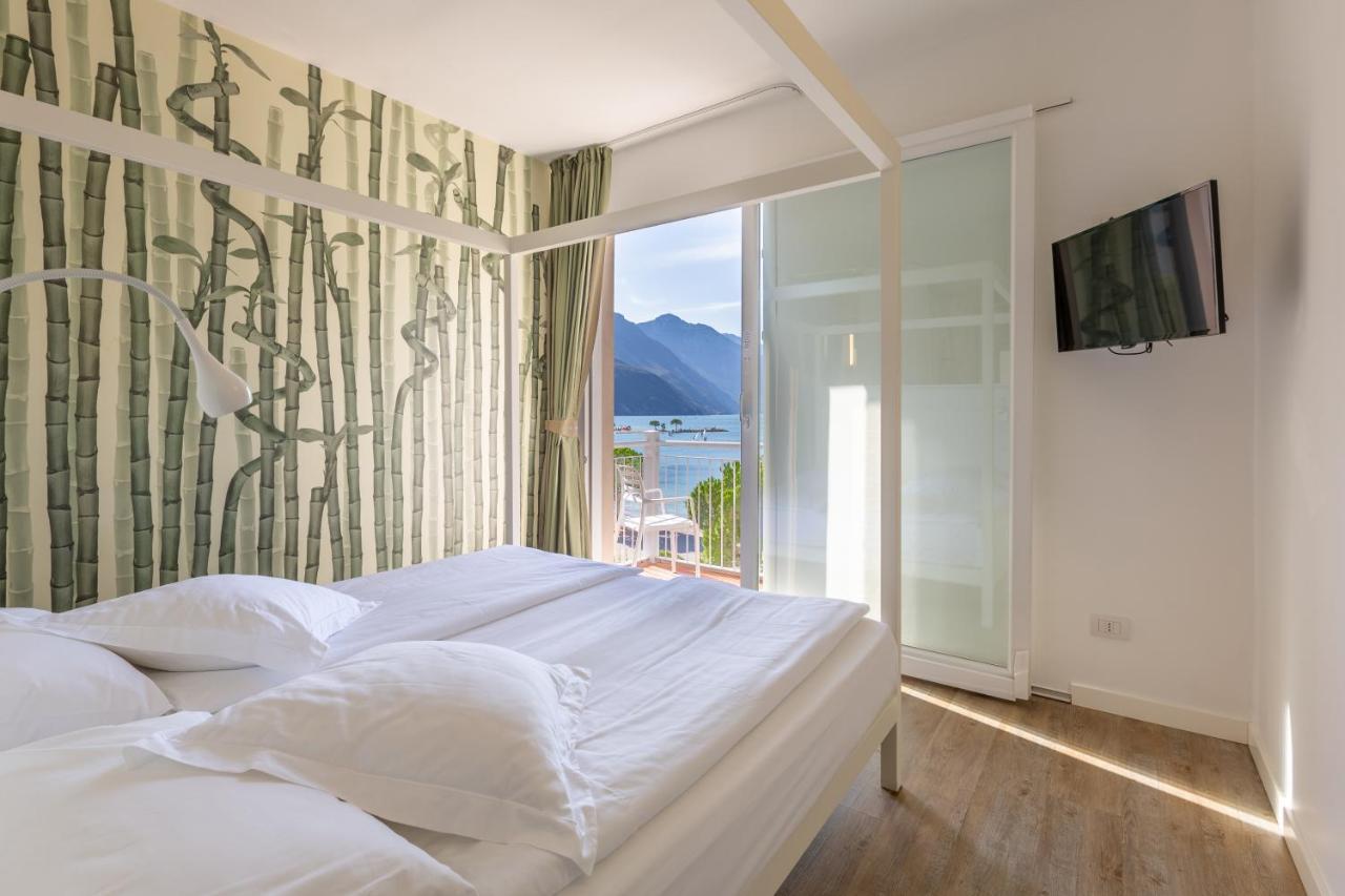 Hotel Baia Azzurra - Lake Front Torbole Sul Garda Exteriör bild