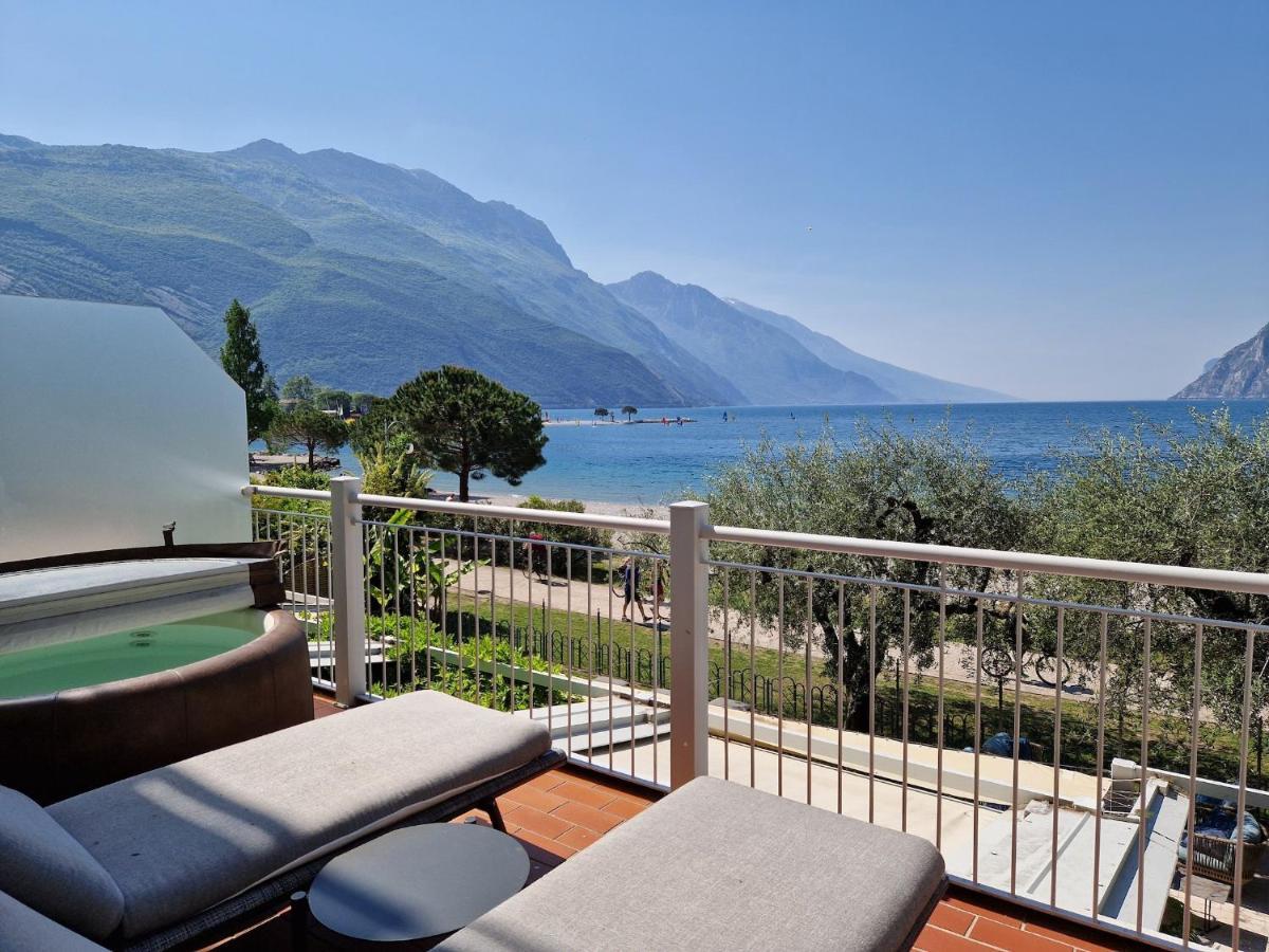 Hotel Baia Azzurra - Lake Front Torbole Sul Garda Exteriör bild