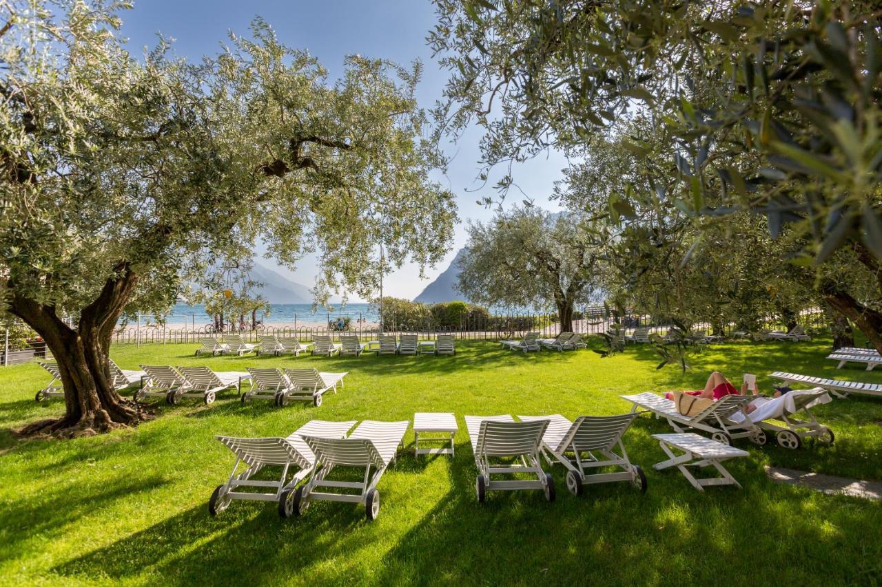 Hotel Baia Azzurra - Lake Front Torbole Sul Garda Exteriör bild
