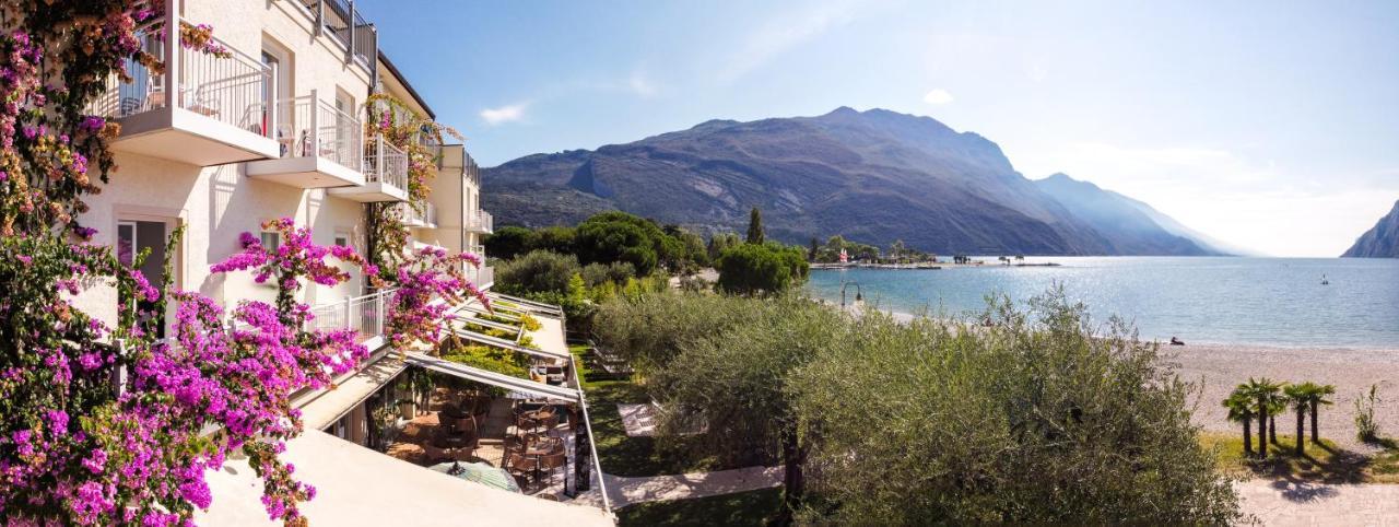Hotel Baia Azzurra - Lake Front Torbole Sul Garda Exteriör bild