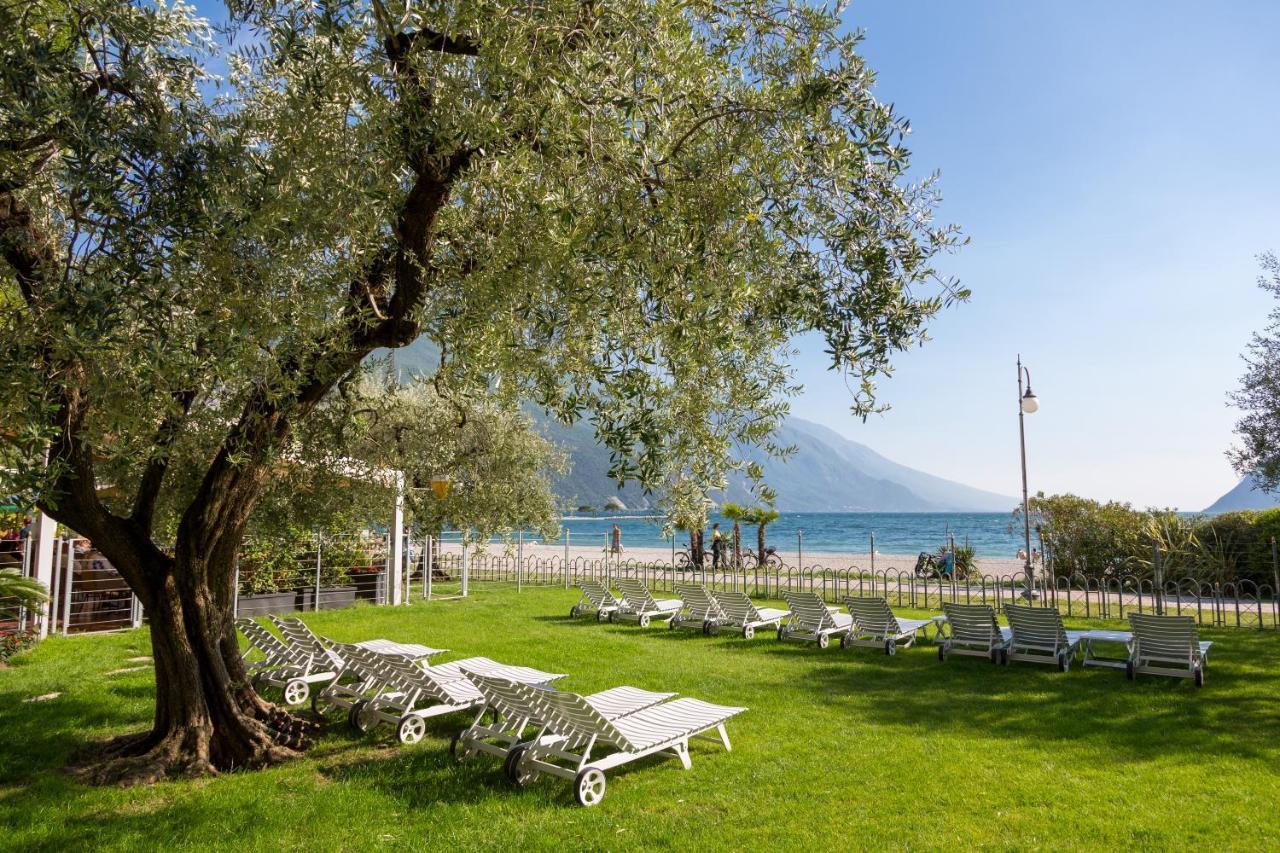 Hotel Baia Azzurra - Lake Front Torbole Sul Garda Exteriör bild