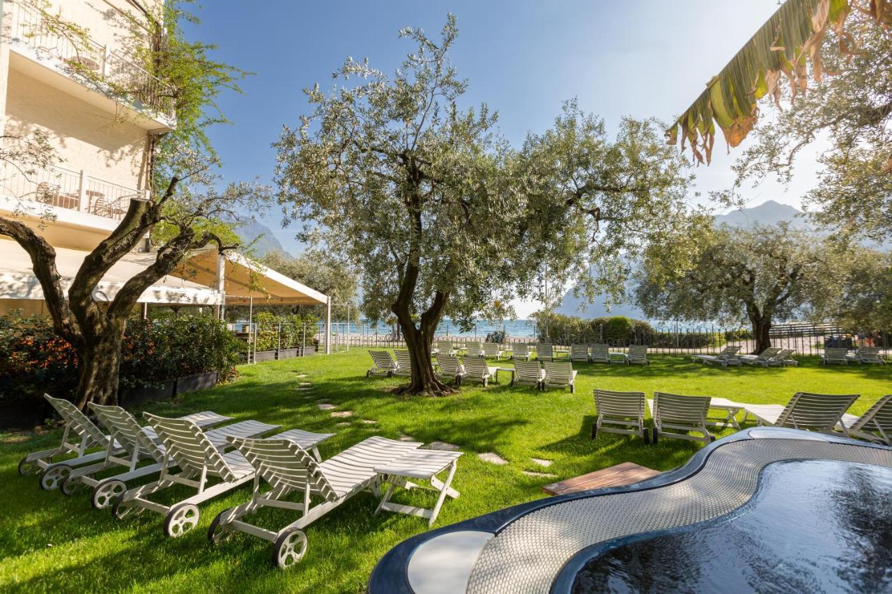Hotel Baia Azzurra - Lake Front Torbole Sul Garda Exteriör bild