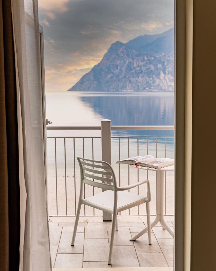 Hotel Baia Azzurra - Lake Front Torbole Sul Garda Exteriör bild