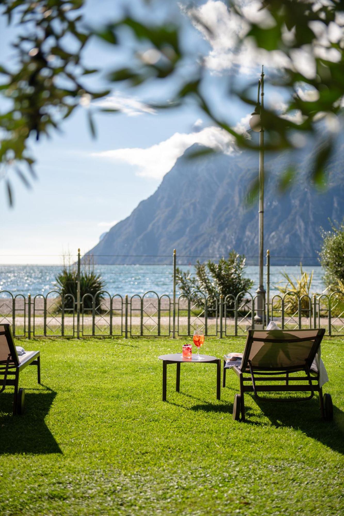 Hotel Baia Azzurra - Lake Front Torbole Sul Garda Exteriör bild