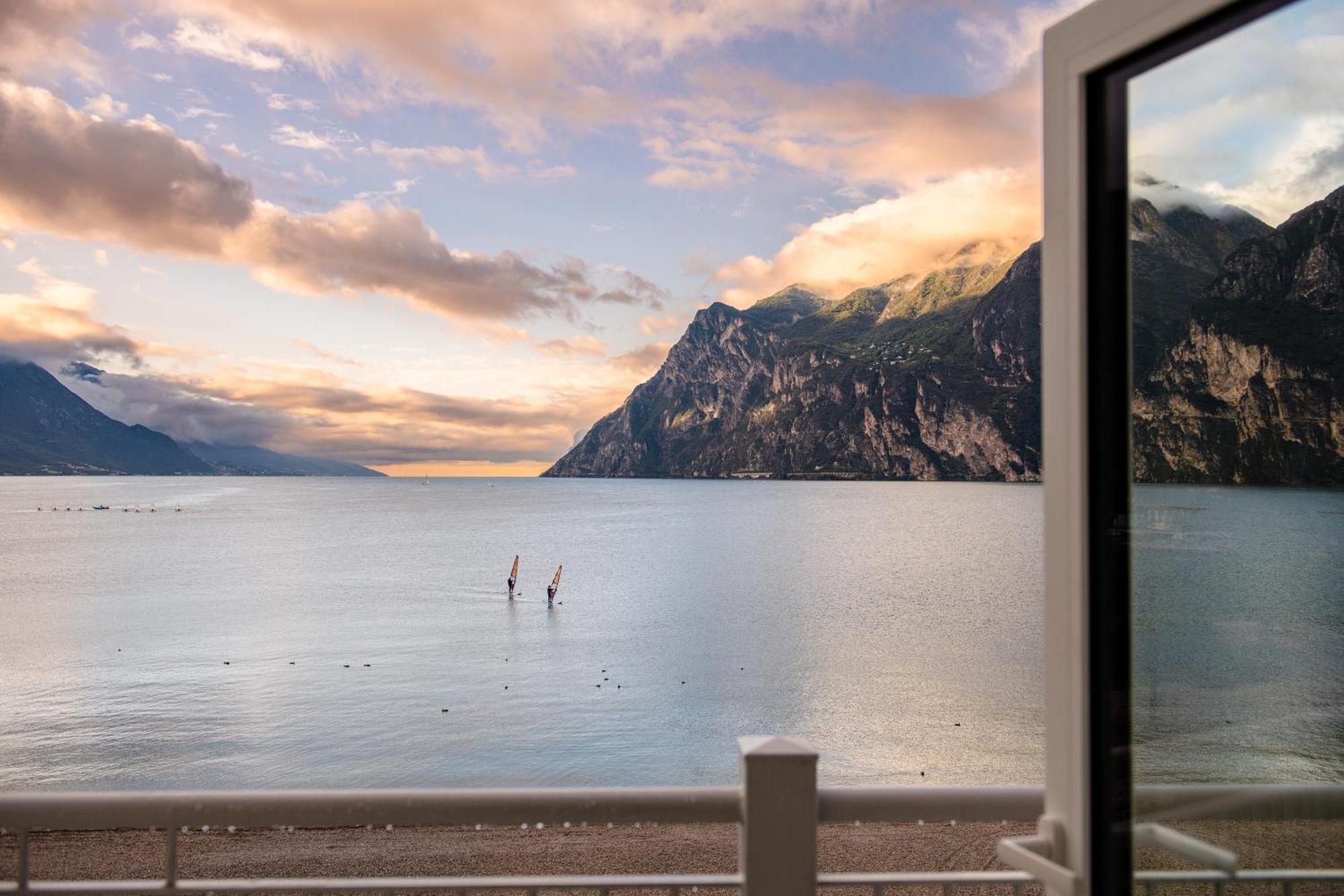 Hotel Baia Azzurra - Lake Front Torbole Sul Garda Exteriör bild
