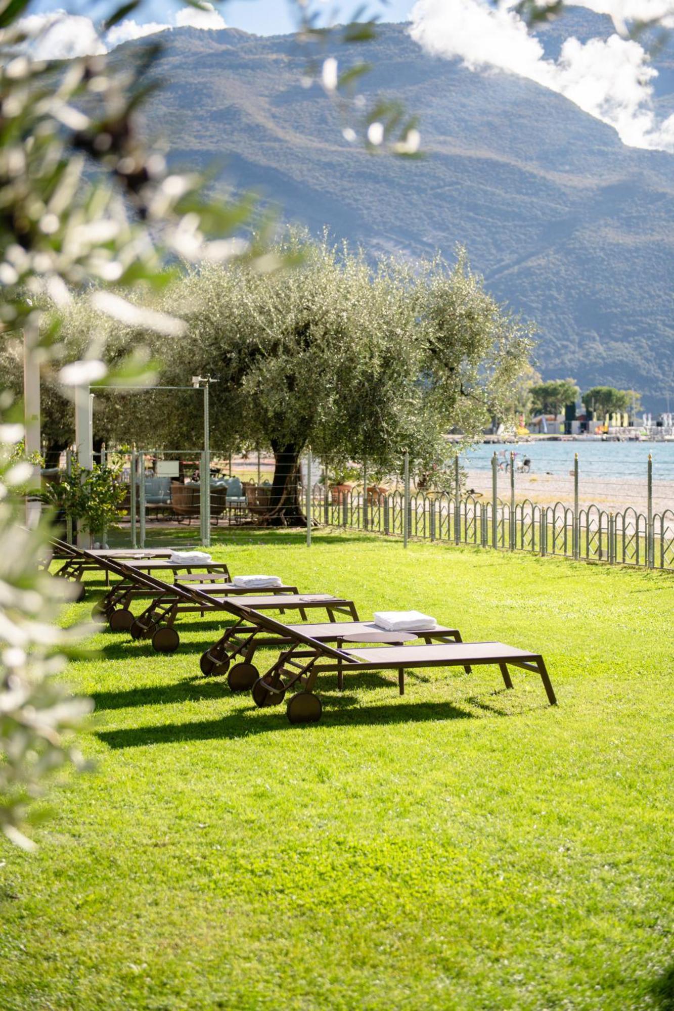 Hotel Baia Azzurra - Lake Front Torbole Sul Garda Exteriör bild