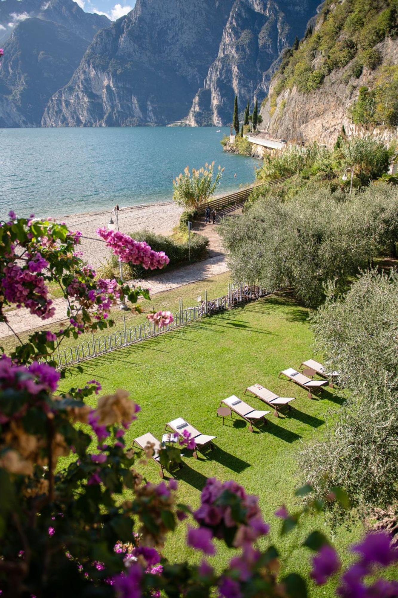 Hotel Baia Azzurra - Lake Front Torbole Sul Garda Exteriör bild