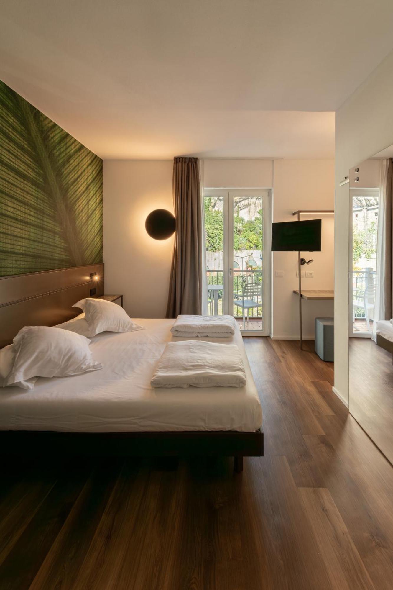 Hotel Baia Azzurra - Lake Front Torbole Sul Garda Exteriör bild