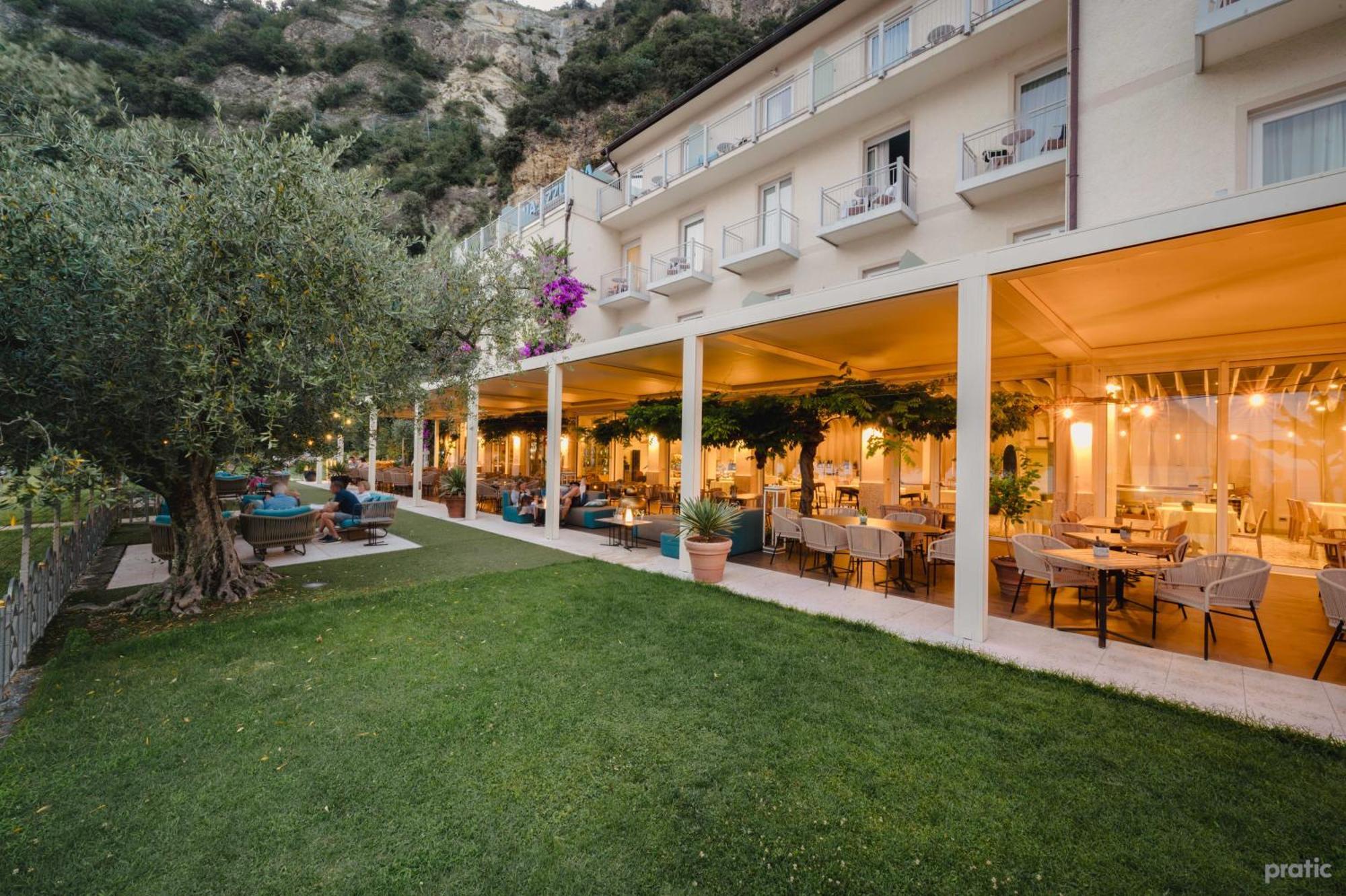 Hotel Baia Azzurra - Lake Front Torbole Sul Garda Exteriör bild