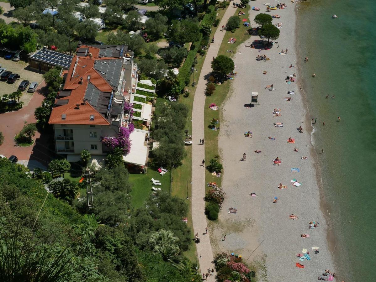 Hotel Baia Azzurra - Lake Front Torbole Sul Garda Exteriör bild