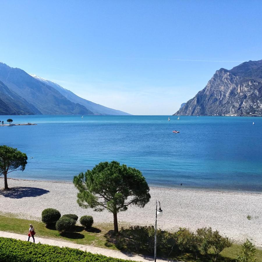 Hotel Baia Azzurra - Lake Front Torbole Sul Garda Exteriör bild