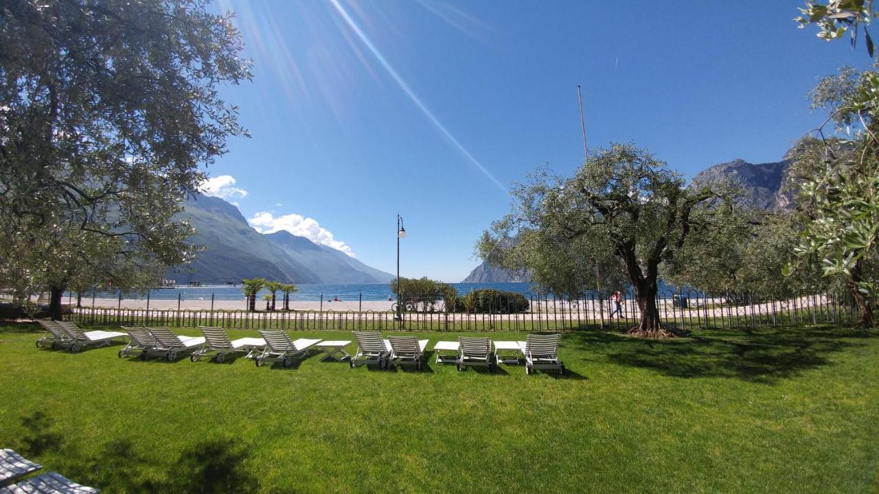 Hotel Baia Azzurra - Lake Front Torbole Sul Garda Exteriör bild