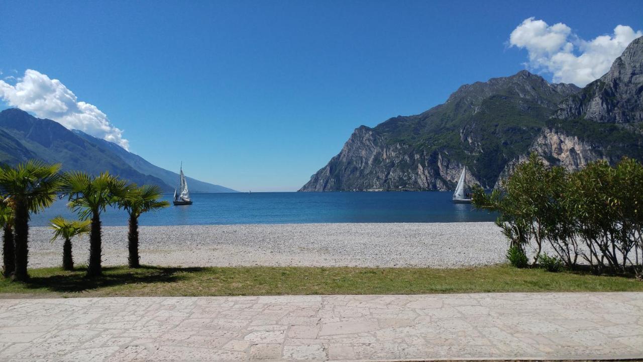 Hotel Baia Azzurra - Lake Front Torbole Sul Garda Exteriör bild