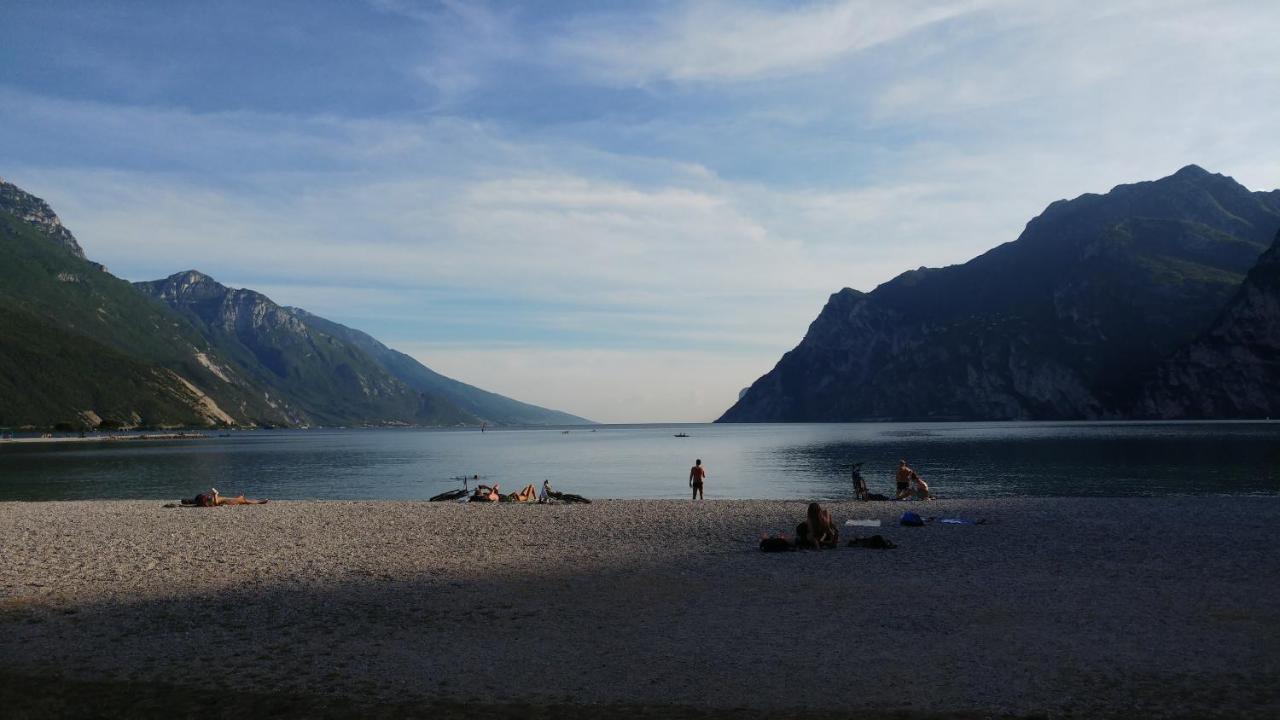 Hotel Baia Azzurra - Lake Front Torbole Sul Garda Exteriör bild