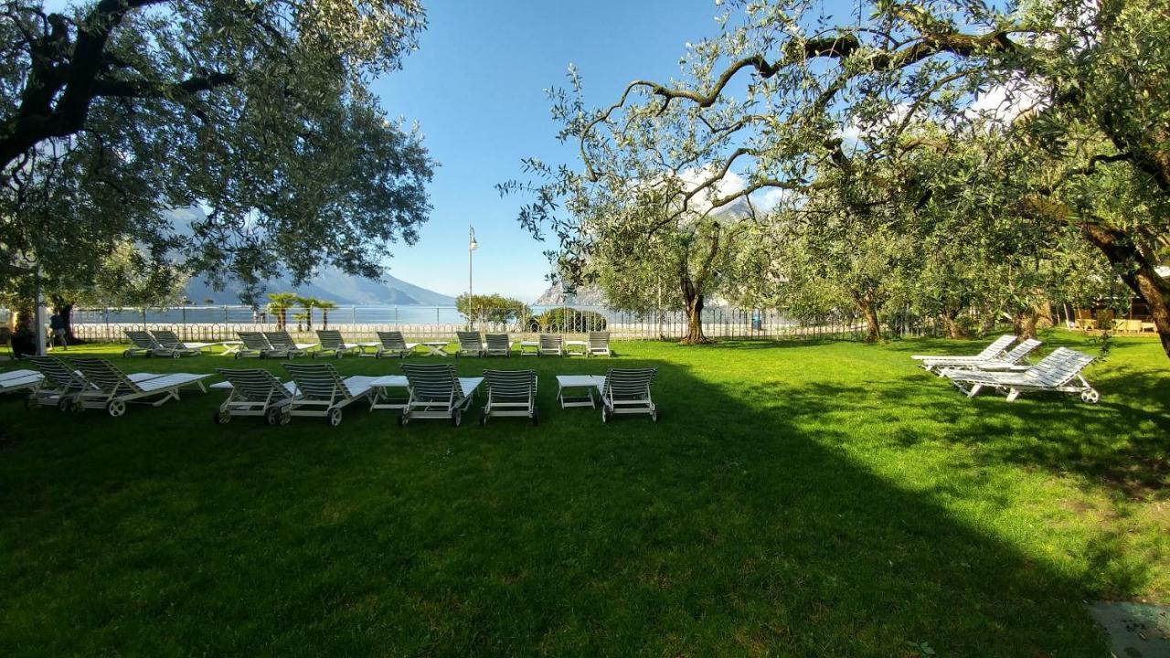 Hotel Baia Azzurra - Lake Front Torbole Sul Garda Exteriör bild